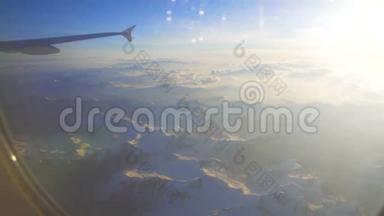从飞机、冬季度假胜地、假日看雪山山峰